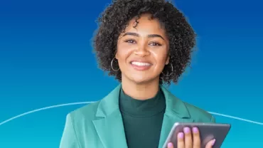 femme souriante habillée en vert