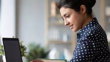 Personne travaillant sur un ordinateur portable dans un intérieur moderne.