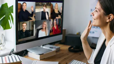 Personne participant à une réunion virtuelle sur un ordinateur.