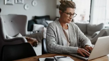 Femme en télétravail