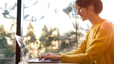 Femme travaillant devant un ordinateur