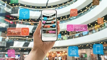 Personne tenant un smartphone dans un centre commercial avec des icônes de restaurants et de magasins en réalité augmentée.