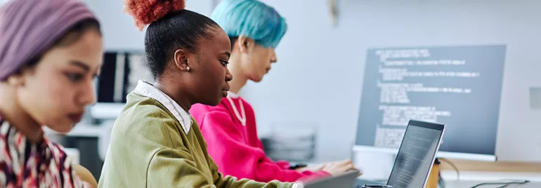 Personnes travaillant sur des ordinateurs portables dans un bureau moderne.