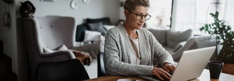 Femme en télétravail