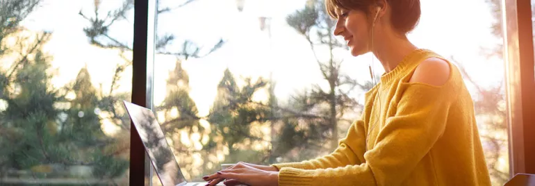 Femme travaillant devant un ordinateur